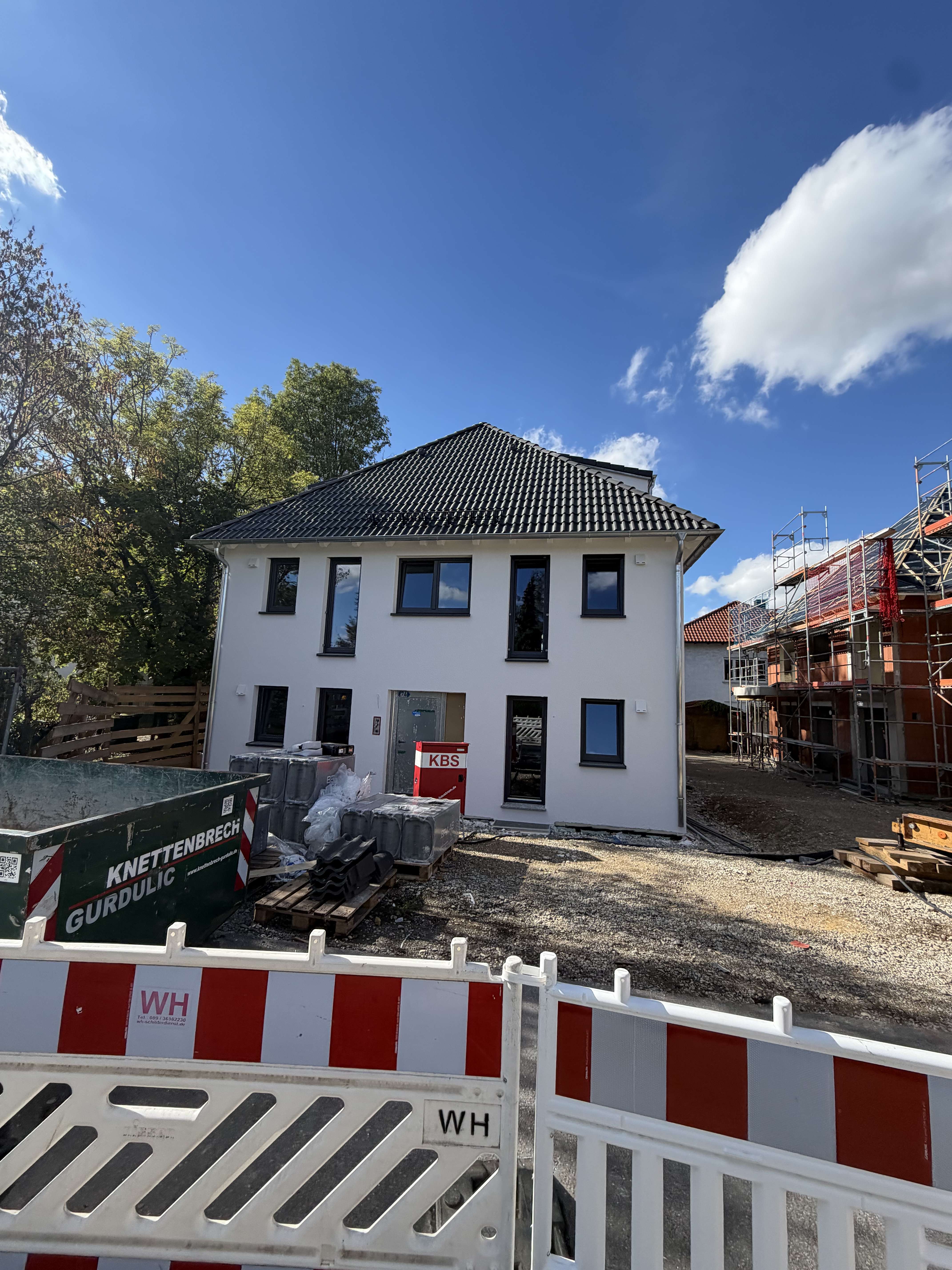 Zwei Häuser mit jeweils vier Wohnungen - München