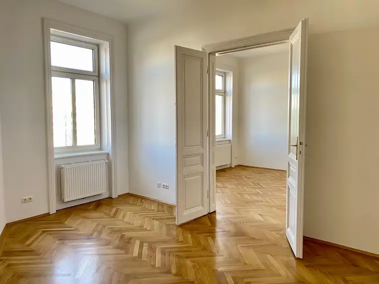 Erstbezug - Wunderschöne Altbauwohnung mit neuer Küche und neuem Bad. (für eine WG geeignet!)