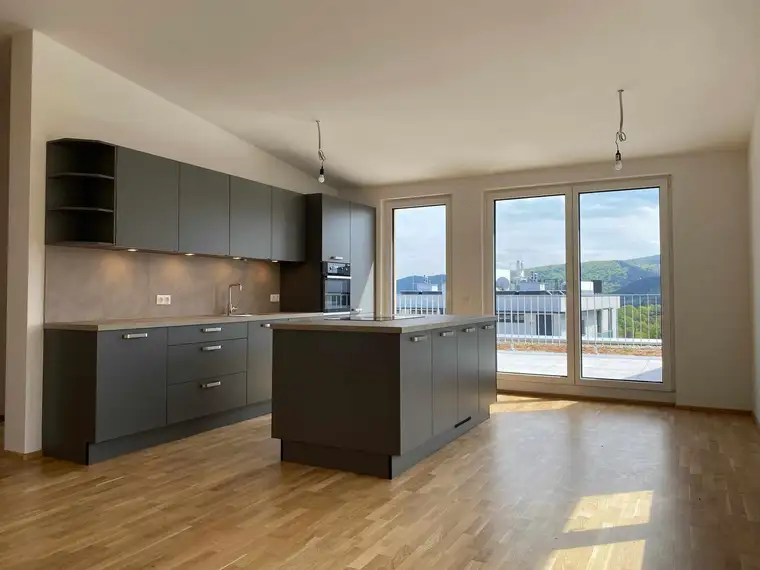 Luxuriöse Dachgeschosswohnung mit großer, südseitiger Terrasse in gehobener Wohngegend