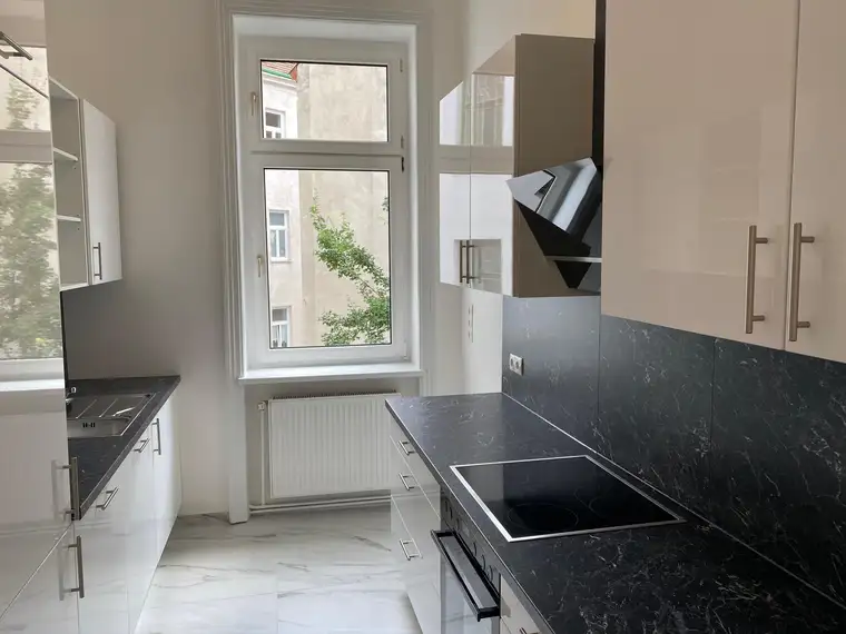 Hochwertig renovierte und neu aufgebaute Wohnung mit moderner Küche und Badezimmer - Erstbezug!