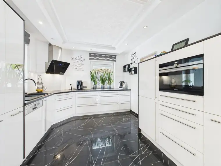 Großzügiges Wohnhaus mit Pool, Einliegerwohnung &amp; Terrasse in Ruhelage - laufend modernisiert