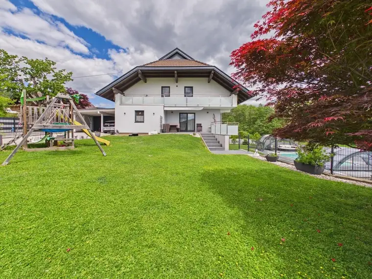 Modernes Familienhaus mit Pool – Hochwertig ausgestattet und bezugsbereit
