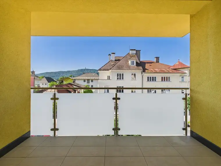 Sonnige &amp; neuwertige 2-Zimmer-Wohnung samt Loggia im Zentrum von Pörtschach mit Pyramidenkogel Blick