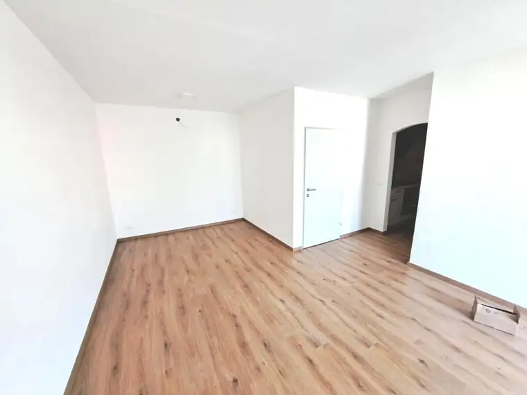 Zentrale und schöne 2-Zimmer Wohnung mit großer Loggia