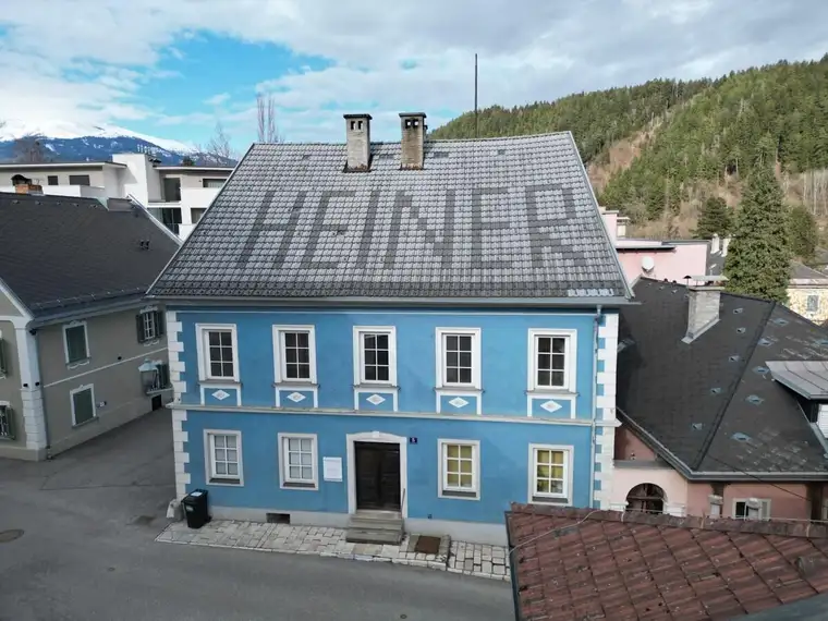 Mehrparteienhaus mit Parkplätzen im Zentrum von Spittal