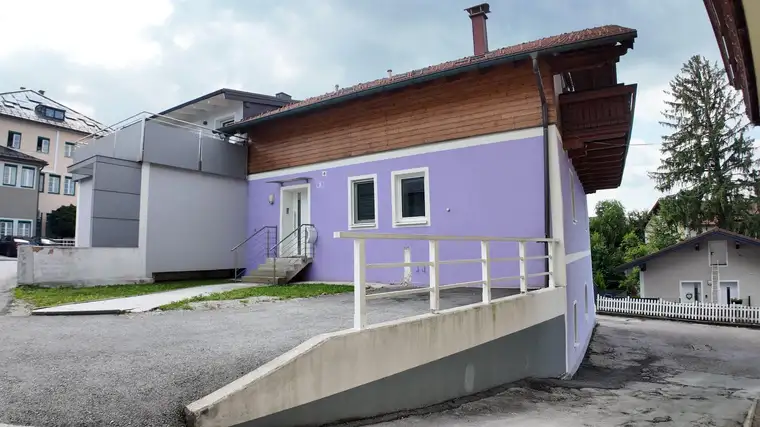 Teilsanierte Doppelhaushälfte mit 3 Wohneinheiten in Neumarkt am Wallersee!