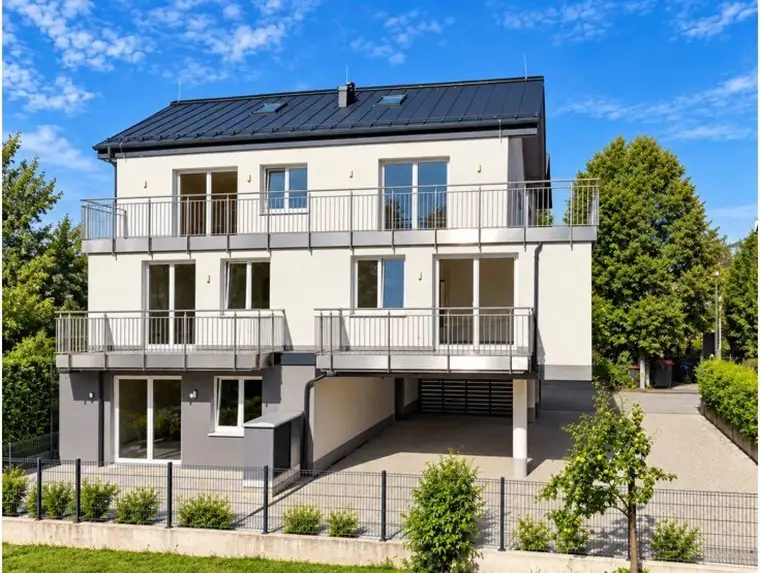 ATTRAKTIVES WOHNHAUS MIT GEWERBEFLÄCHE Wohn-und Bürohaus mit 3 Wohnungen und 1 Büroeinheiten