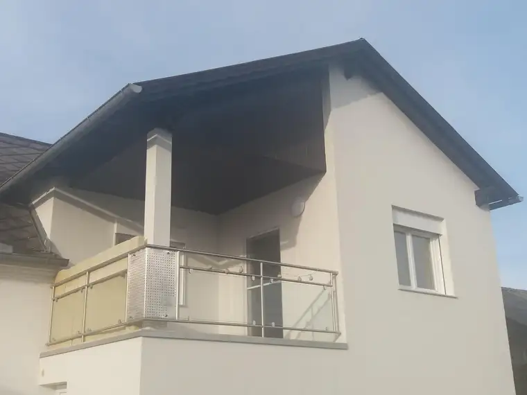 Helle 3.5-Zimmer Altbauwohnung mit Loggia und Parkplatz