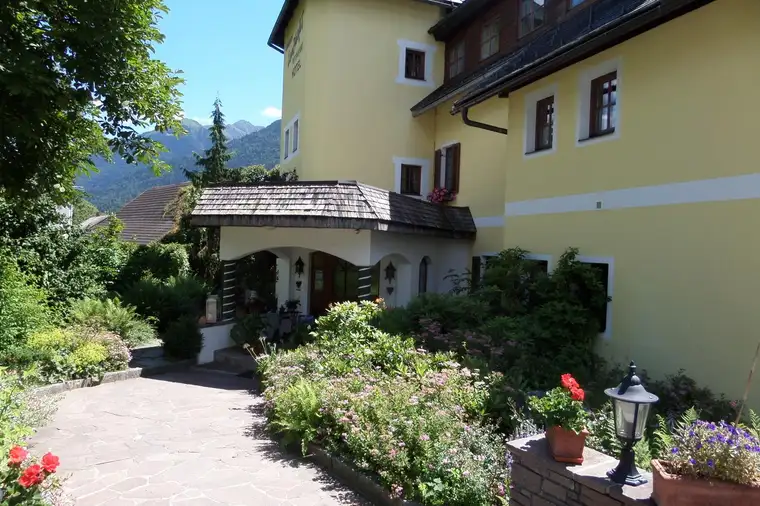 Gepflegtes Landhotel mit Südterrasse und großem Garten und Naturteichanlage zu verkaufen