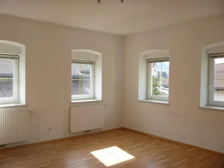 1. OG - 3-Zimmer-Wohnung mit Balkon und Einbauküche 100 m2 - € 1.180,-- warm