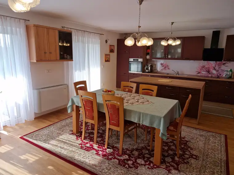Neuwertige 3-Zimmer-Wohnung / DHH im Erdgeschoss eines Zweifamilienhauses mit zahlreichen Zusatzräumen