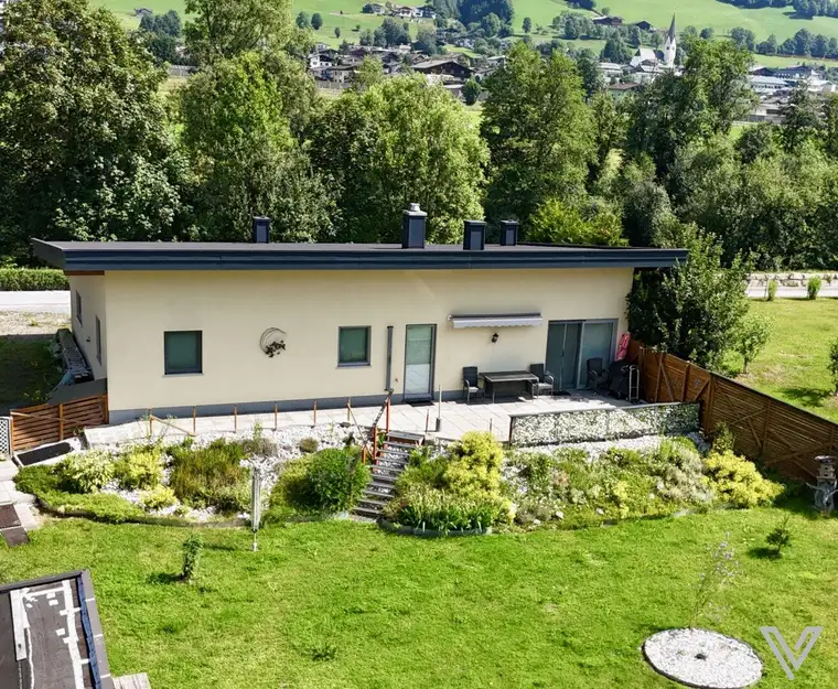 Wohnhaus mit Terrasse und großem Garten in schöner Lage