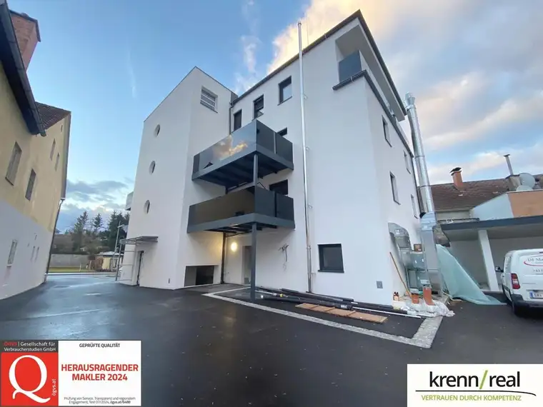 Großzügige Mietwohnung mit Balkon