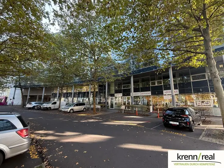 Bulgariplatz: Attraktive Geschäftsfläche mit großer Fensterfront &amp; Parkplätzen