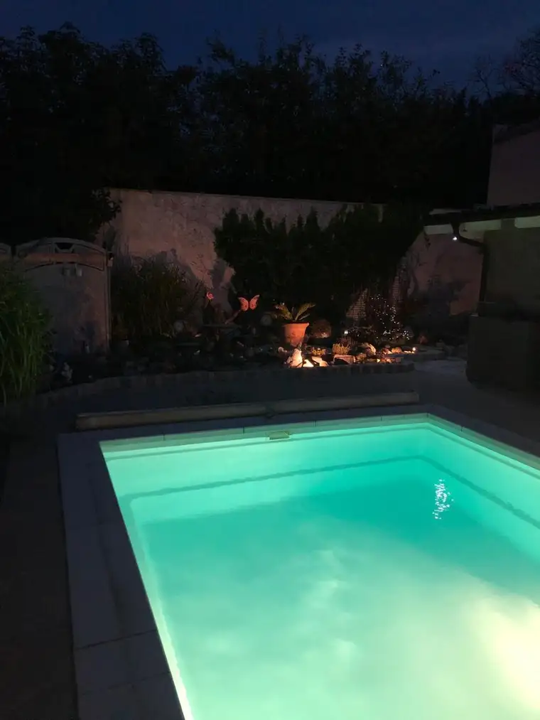 Ein Einfamilienhaus das viel Freiraum lässt. Pool Garage
