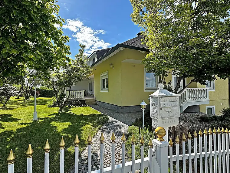 GROSSES ZWEIFAMILIENHAUS IN TRAUMHAFTER AUSSICHTSLAGE 