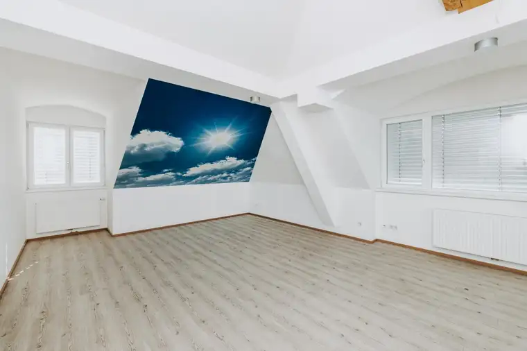 Bürofläche/Praxis mit guter Anbindung und fünf Stellplätzen - befristete Miete