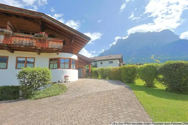 Wohnhaus mit zwei Ferienwohnungen im Zugspitzgebiet