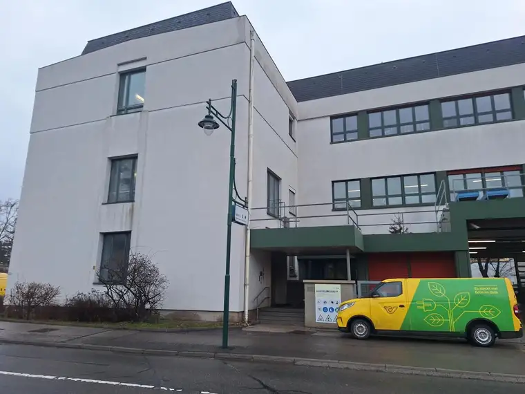 Helles Büro in zentraler Lage - sanierungsbedürftig