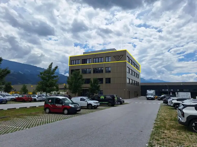 Moderne Büroflächen im Dachgeschoss, mit direkter Autobahnanbindung