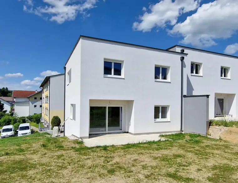 Traumhafte Doppelhaushälfte in Peuerbach: 4 Zimmer, Doppelcarport, Terrasse, Eigengarten, belagsfertig, € 335.000,-!