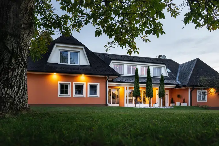 Moderne Mehrgenerationen-Villa in Ruhelage mit 4 Wohneinheiten