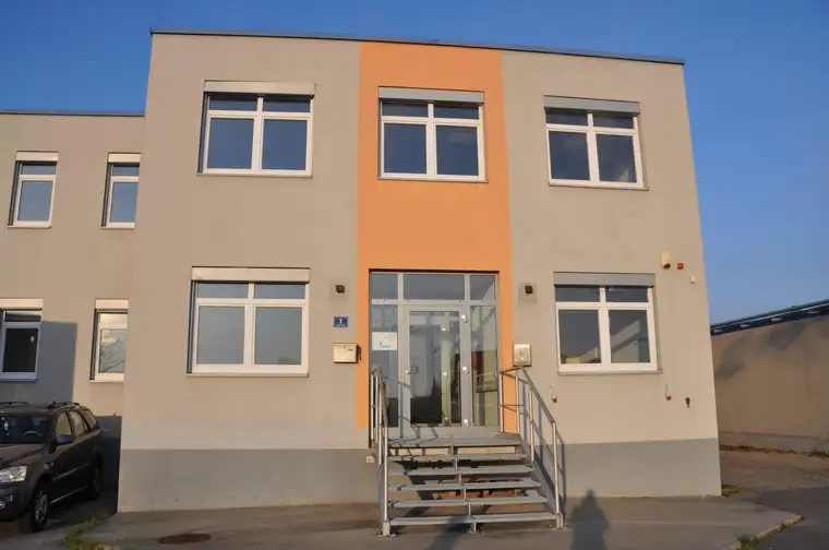 Sonnendurchflutetes, modernes Büro mit allen Annehmlichkeiten