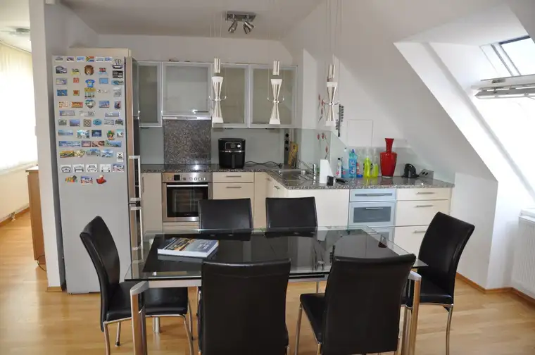 Tolle Dachgeschosswohnung mit Südbalkon, Ruhelage mitten im 7. Nähe Neubaugasse/Mariahilferstr.