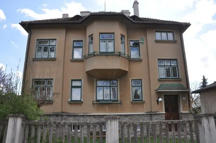 Villa aus 1930 zu unschlagbarem Preis, in perfektem Zustand und mit ganz viel Potenzial. Wohnen und auch Arbeiten.