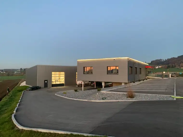 Neuwertiges Bürogebäude inkl. Lager/Produktionshalle nahe der Autobahnabfahrt Sankt Georgen im Attergau