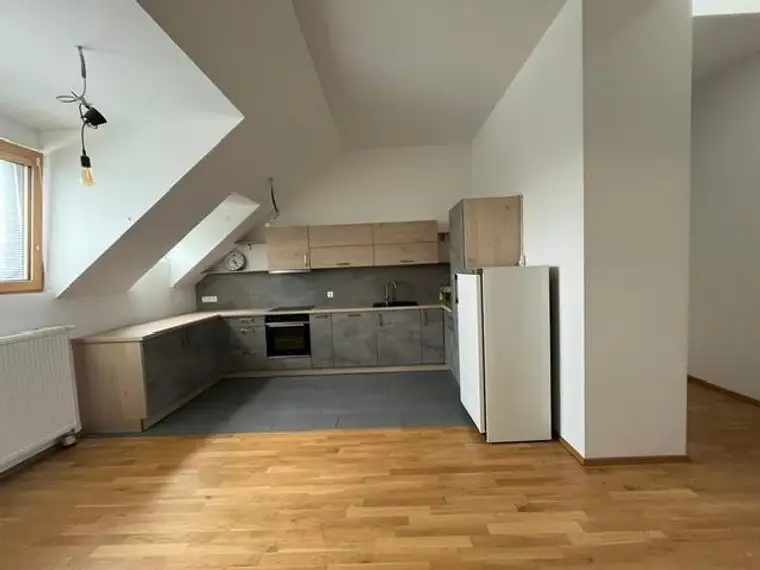 Traumhafte DG-Wohnung mit Gartenbenützung
