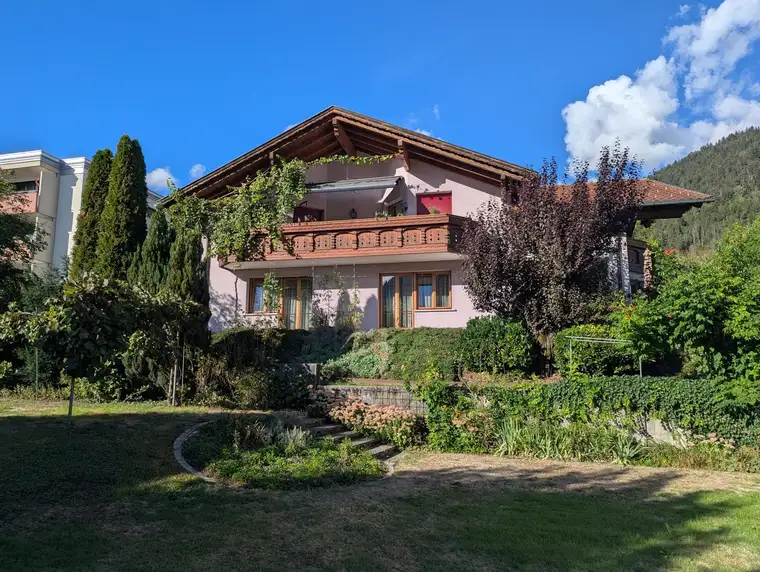 Großes Zweifamilienhaus in bester Lage