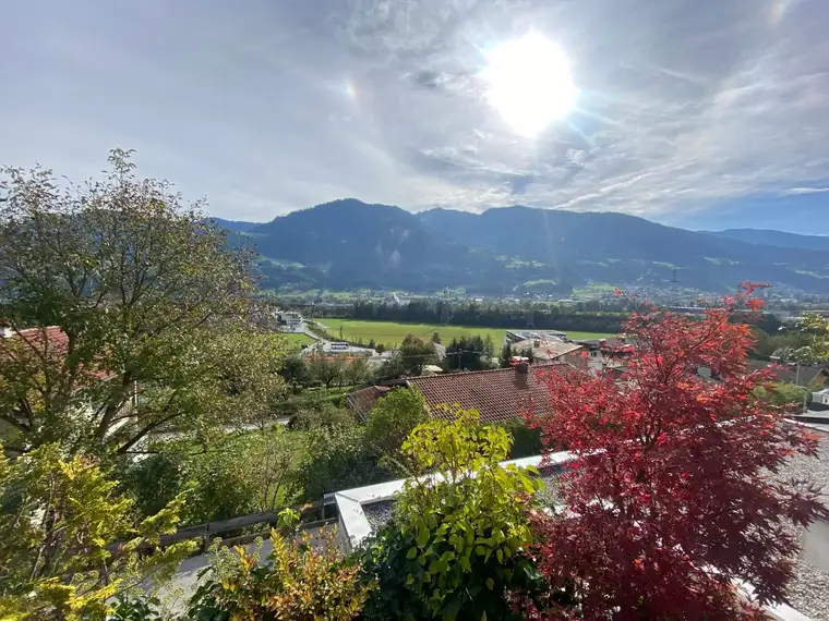 Haus mit Sanierungsbedarf und großem Hanggrundstück