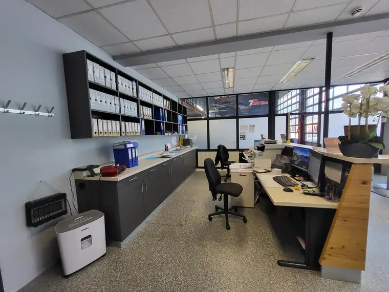 Attraktive Gewerbefläche: Büro, Hallen, Freifläche