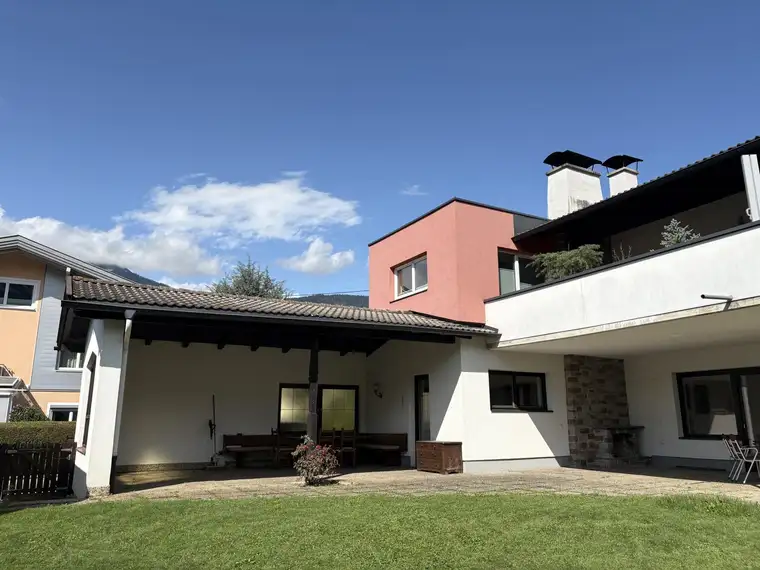 Haus mit 2 Wohnungen und großem Garten