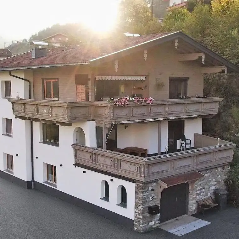 Mehrfamilienhaus in Aussichtslage