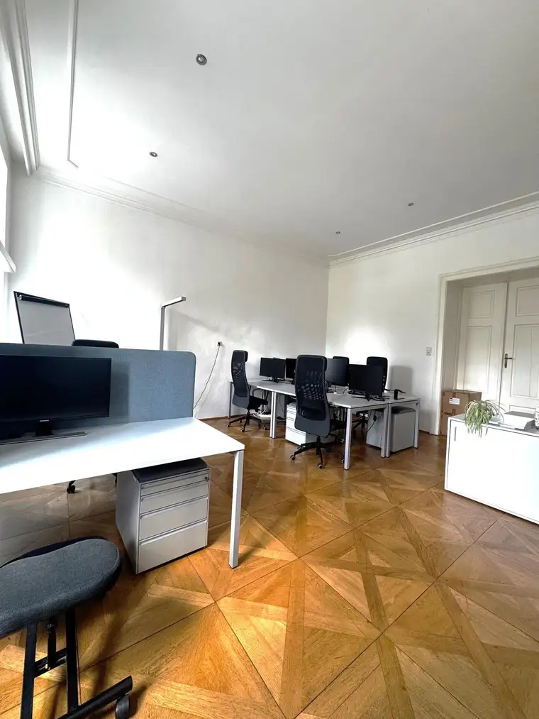 150 m² Büroflächen mit Blick in den Stadtpark