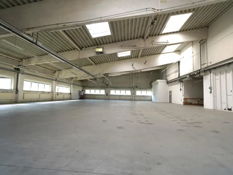 Hallen und Bürokombination