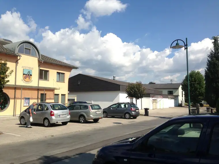 Moderne Verkaufshalle mit Büro und Laderampe