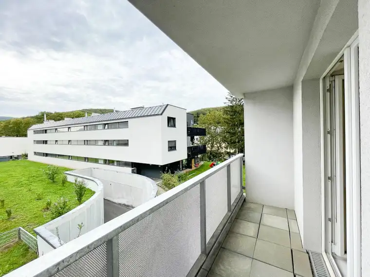 Wundervolle 3-Zimmer Wohnung mit moderner Loggia und Grünblick zu vermieten