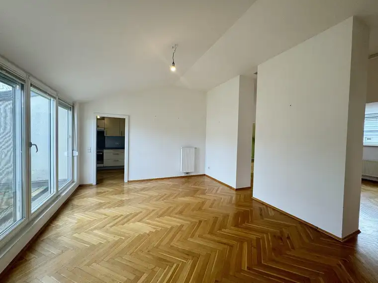 Perfekte DACHGESCHOSS Wohnung mit großem Wohnbereich inkl. 14 m² TERRASSE nahe Keplerplatz!