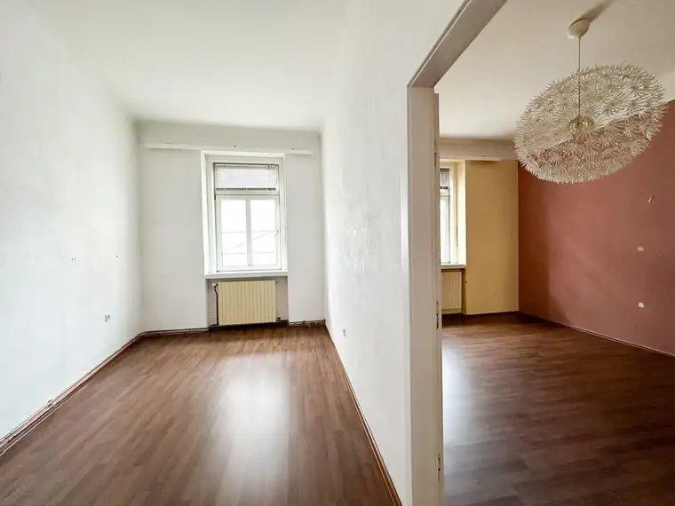 Anita Ochsenhofer, Moritz Immobilien