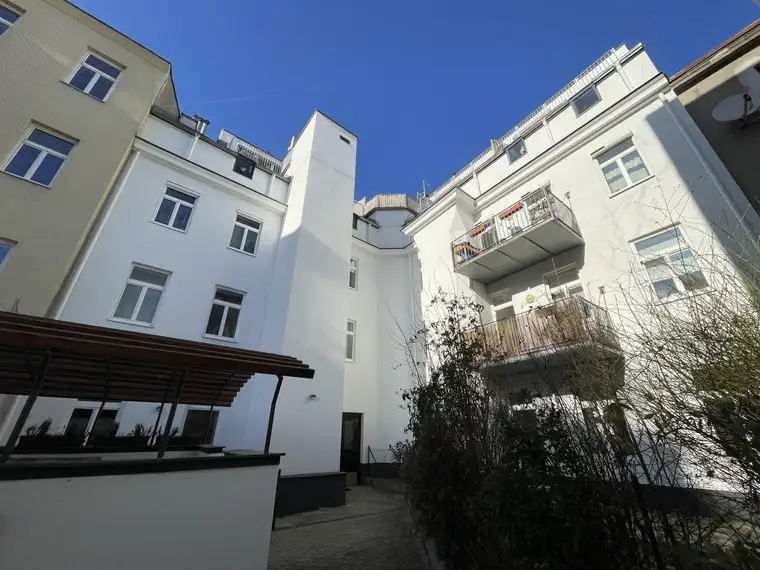 Anita Ochsenhofer, Moritz Immobilien