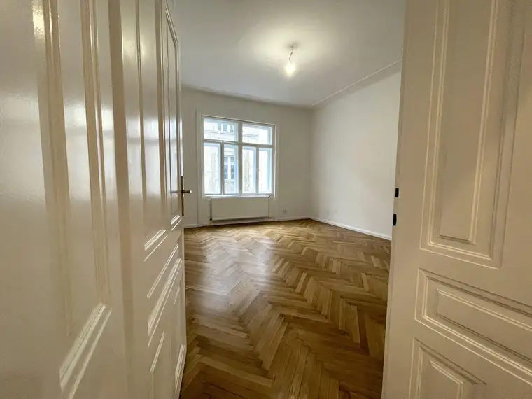 KOMPLETT HOFSEITIG: renovierte 2-Zimmer im Altbau inkl. Küche