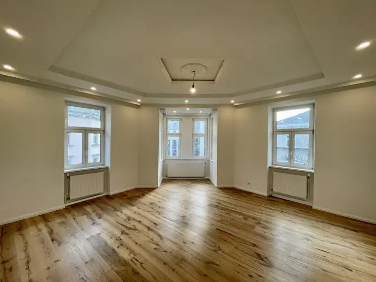 Anita Ochsenhofer, Moritz Immobilien