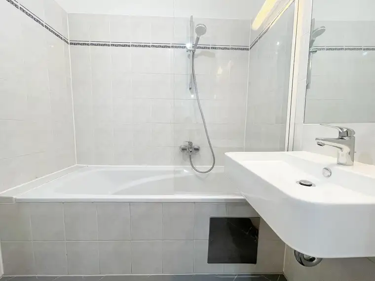 NÄHE ELTERLEINPLATZ: 2-Zimmerwohnung mit neuer Küche und Gastherme (Vaillant)