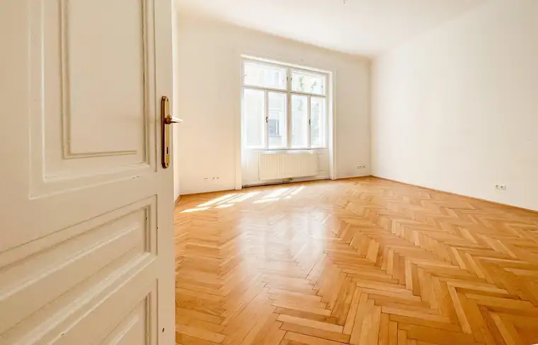 Anita Ochsenhofer, Moritz Immobilien