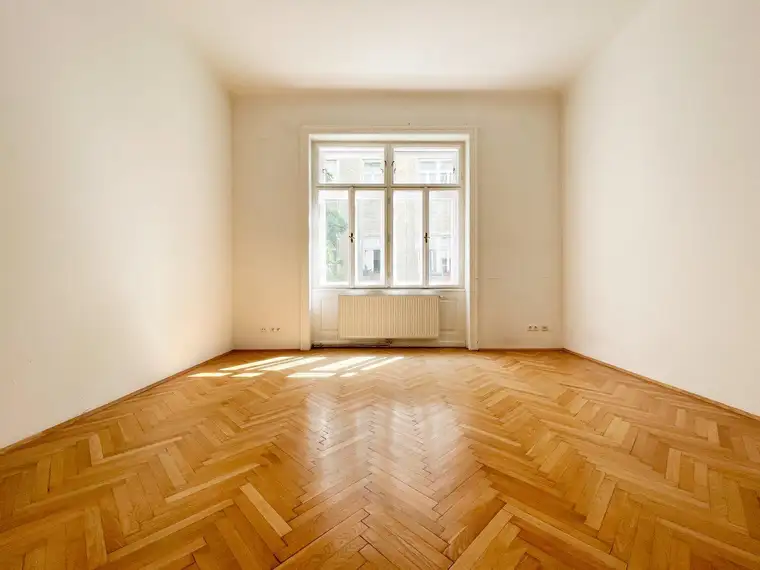 KOMPLETT HOFSEITIG: 2-Zimmerwohnung im wunderschön sanierten Altbau