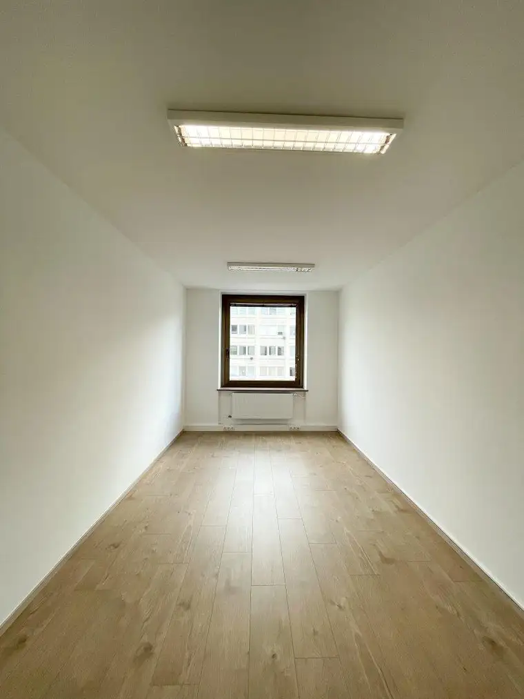 BLICK AUF DIE KÄRNTNER STRASSE || FRISCH SANIERTE 3 Zimmer Bürofläche in 1010 Wien zu vermieten