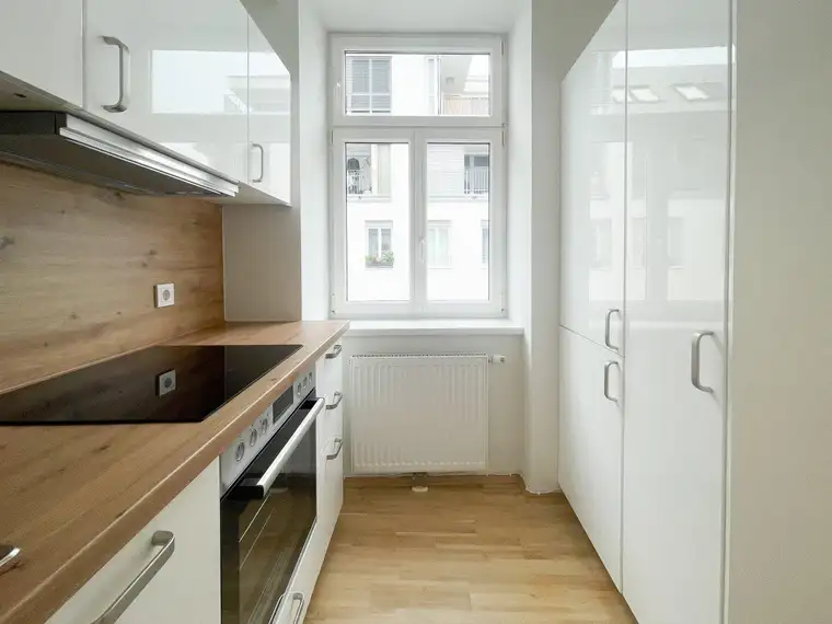 Anita Ochsenhofer, Moritz Immobilien